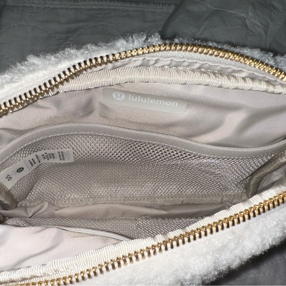 NWT Lululemon Everywhere Belt Bag Fleece Large 2L White Opal/Gold NWTs - Picture 3 of 9